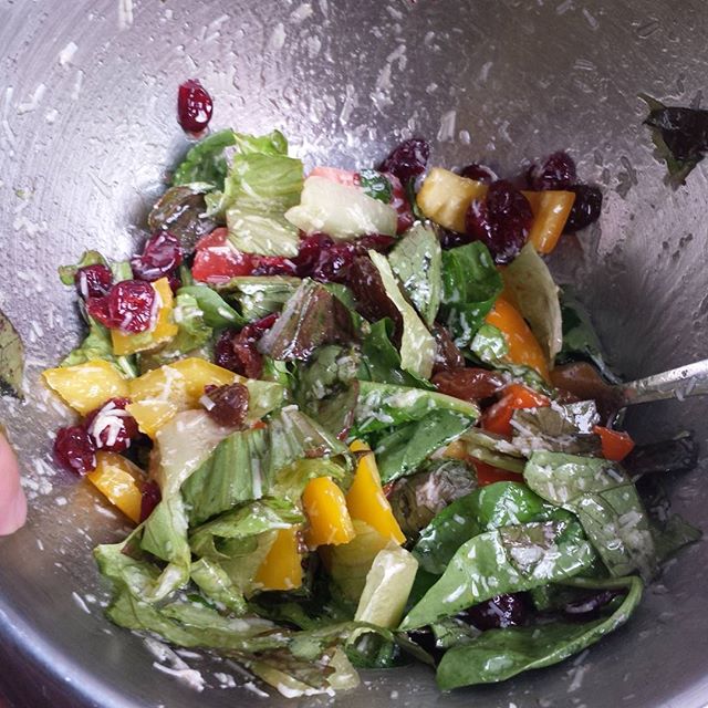 #redleaflettuce #driedcranberries red and yellow #bellpepper #spinach #tomato #goldenraisins #applecidervinegar dressing #homemade